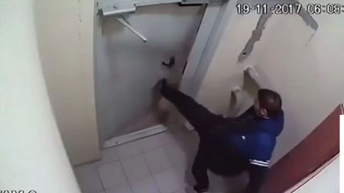 Βίντεο: Μεθυσμένος Ρώσος κλωτσάει επί τρεις ώρες πόρτα για να την ανοίξει και μετά ανακαλύπτει...