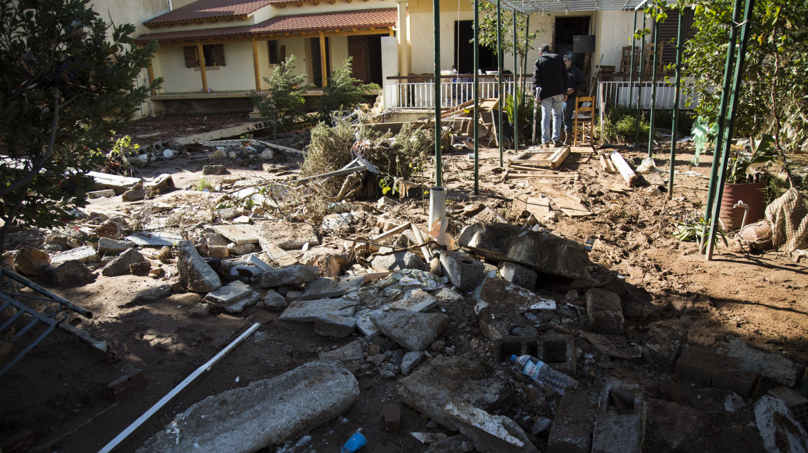 Μάνδρα: Ερειπωμένη πόλη 10 ημέρες μετά τις φονικές πλημμύρες 