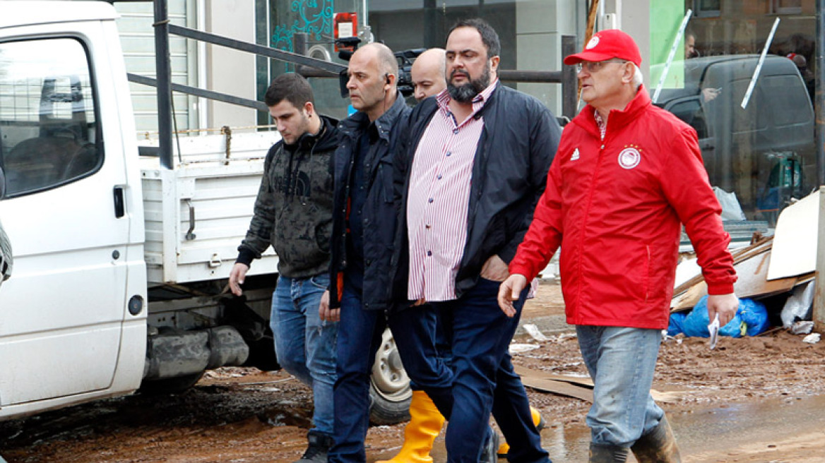 Βίντεο: Ο Βαγγέλης Μαρινάκης επισκέφτηκε τους πλημμυροπαθείς στη Μάνδρα