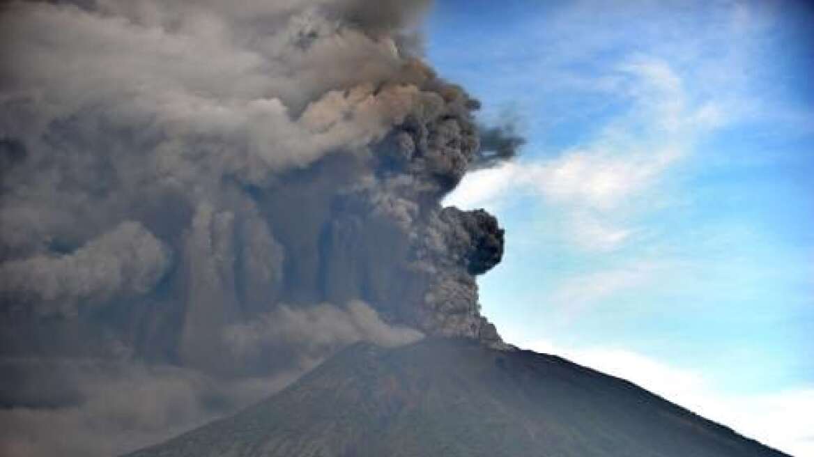 Η έκρηξη του ηφαιστείου Agung στο Μπαλί σε ένα εντυπωσιακό timelapse βίντεο