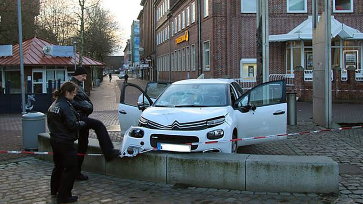 Μεθυσμένος οδηγός έπεσε πάνω σε πεζούς στην Κάτω Σαξονία - Έξι τραυματίες