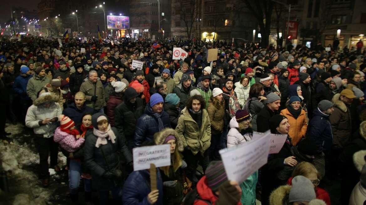 Δεκάδες χιλιάδες Ρουμάνοι στους δρόμους κατά της κυβέρνησης