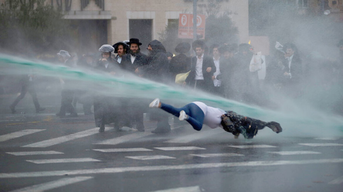 Βίντεο: Κανόνι νερού «εκτοξεύει» γυναίκα που περνά μπροστά από διαδηλωτές στην Ιερουσαλήμ