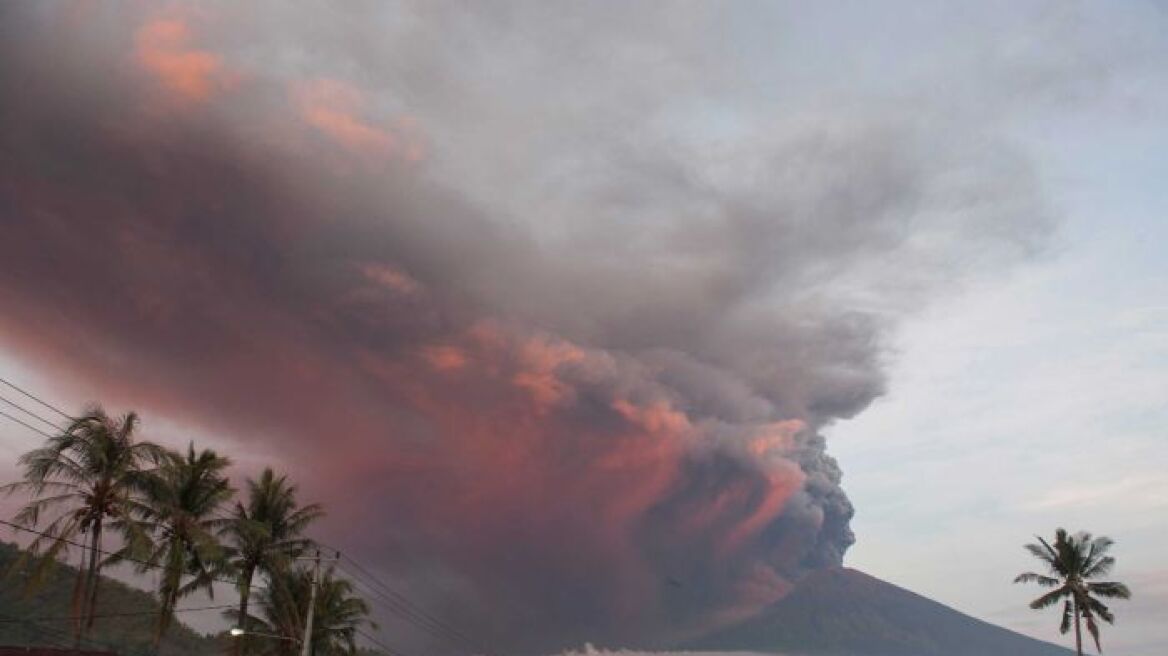 Μπαλί: Παρατείνεται το κλείσιμο του αεροδρομίου λόγω της ηφαιστειακής δραστηριότητας