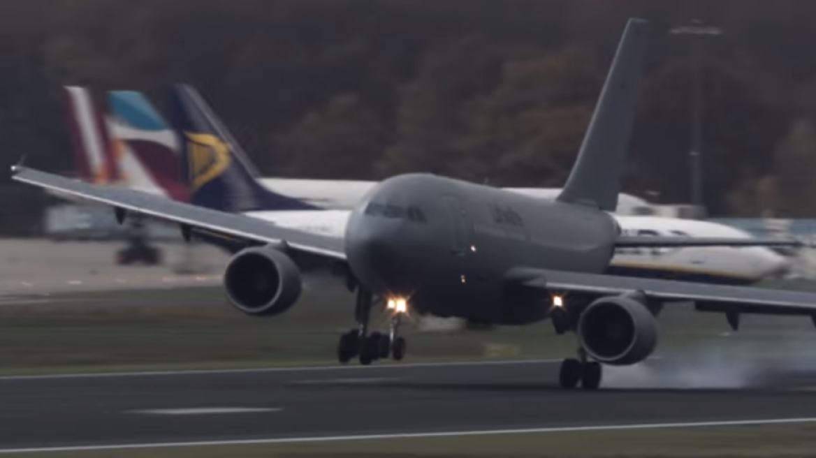 Βίντεο: Η δραματική προσγείωση αεροπλάνου ενώ το σφυροκοπούν οι άνεμοι