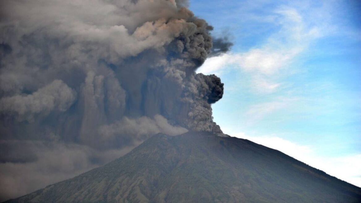 Πάνω από 440 πτήσεις έχουν ακυρωθεί στην Ινδονησία λόγω του ηφαιστείου Αγκούνγκ στο Μπαλί