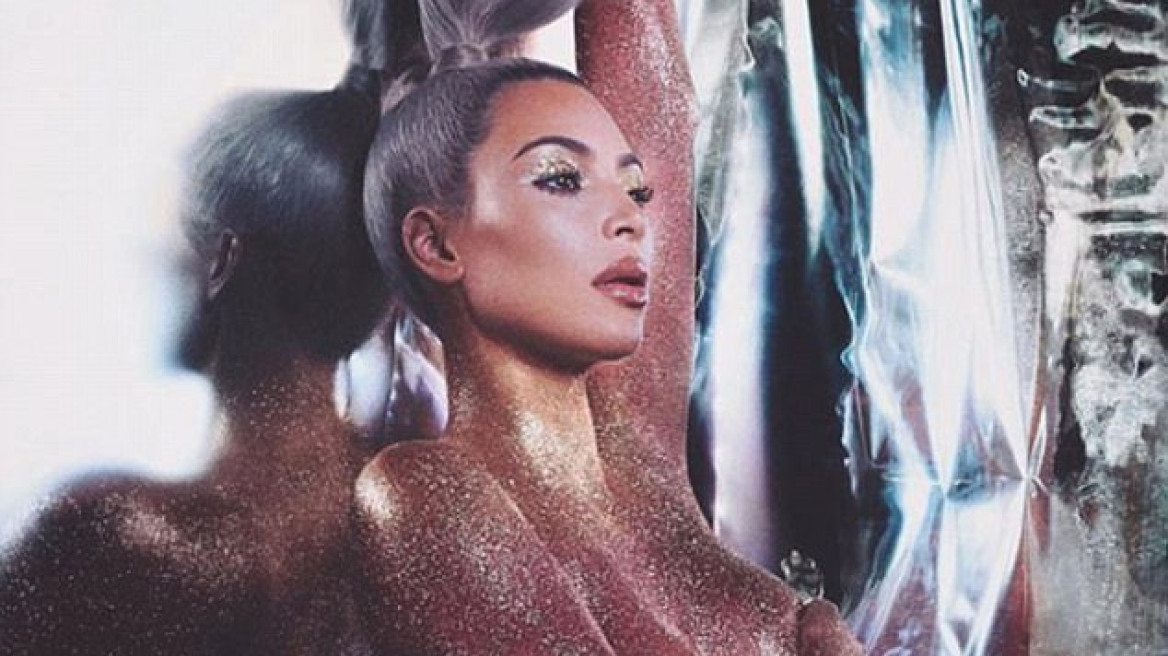 H Kim Kardashian γδύθηκε και... έντυσε το κορμί της με λάμψη για να προωθήσει τα καλλυντικά της