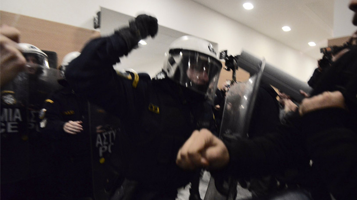 Ειρηνοδικείο: Αστυνομικοί φυγάδευσαν τους συμβολαιογράφους που έκαναν τους πλειστηριασμούς 