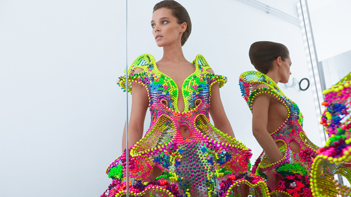 Αλγόριθμοι και 25.000 Σβαρόφσκι για ένα χάι τεκ φόρεμα