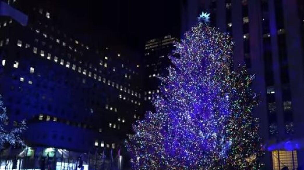 Βίντεο: Το παραδοσιακό και φαντασμαγορικό άναμμα του δέντρο στο Ροκφέλερ της Νέας Υόρκης