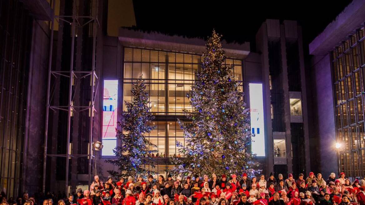 Κοσμοσυρροή στο Ίδρυμα Σταύρου Νιάρχου για τη φωταγώγηση του χριστουγεννιάτικου δέντρου