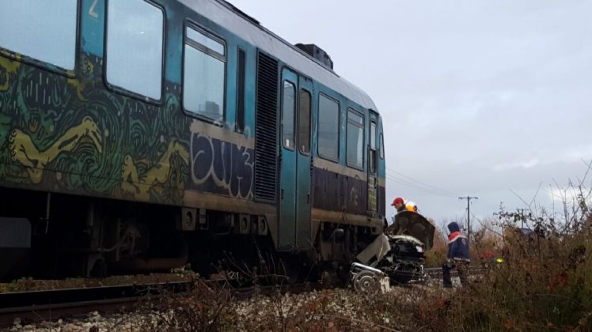 Τρένο παρέσυρε Ι.Χ. στα Τρίκαλα - Νεκρός ο οδηγός (βίντεο)