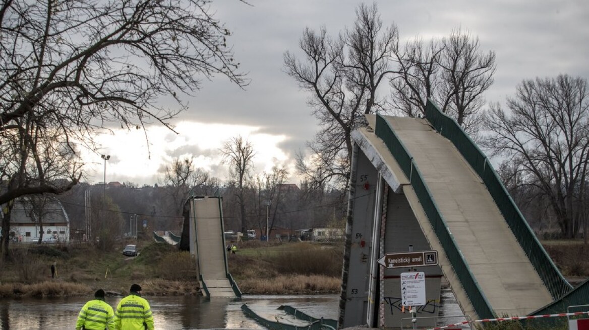 Τσεχία: Κατέρρευσε γέφυρα στην Πράγα - Τέσσερις τραυματίες