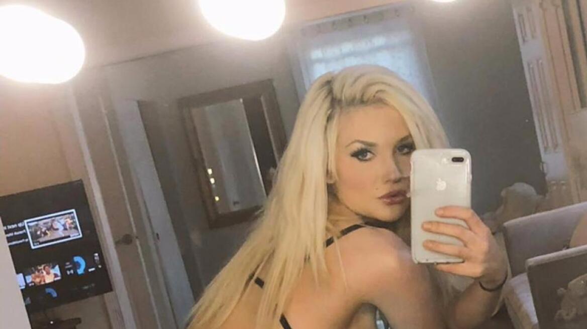 Courtney Stodden: Μετά τα κλάματα, σέξι selfies στον καθρέφτη της  