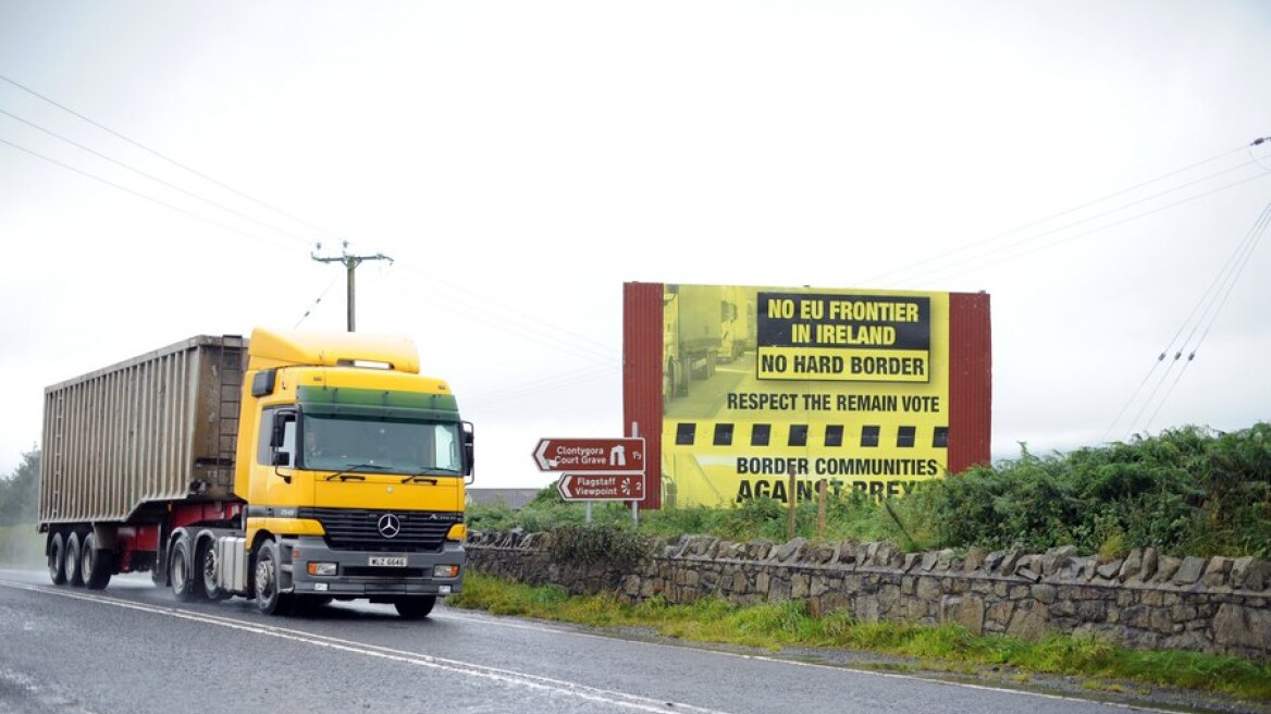 Βρετανία και ΕΕ συμφώνησαν να αποφύγουν ένα «σκληρό σύνορο» στην Ιρλανδία