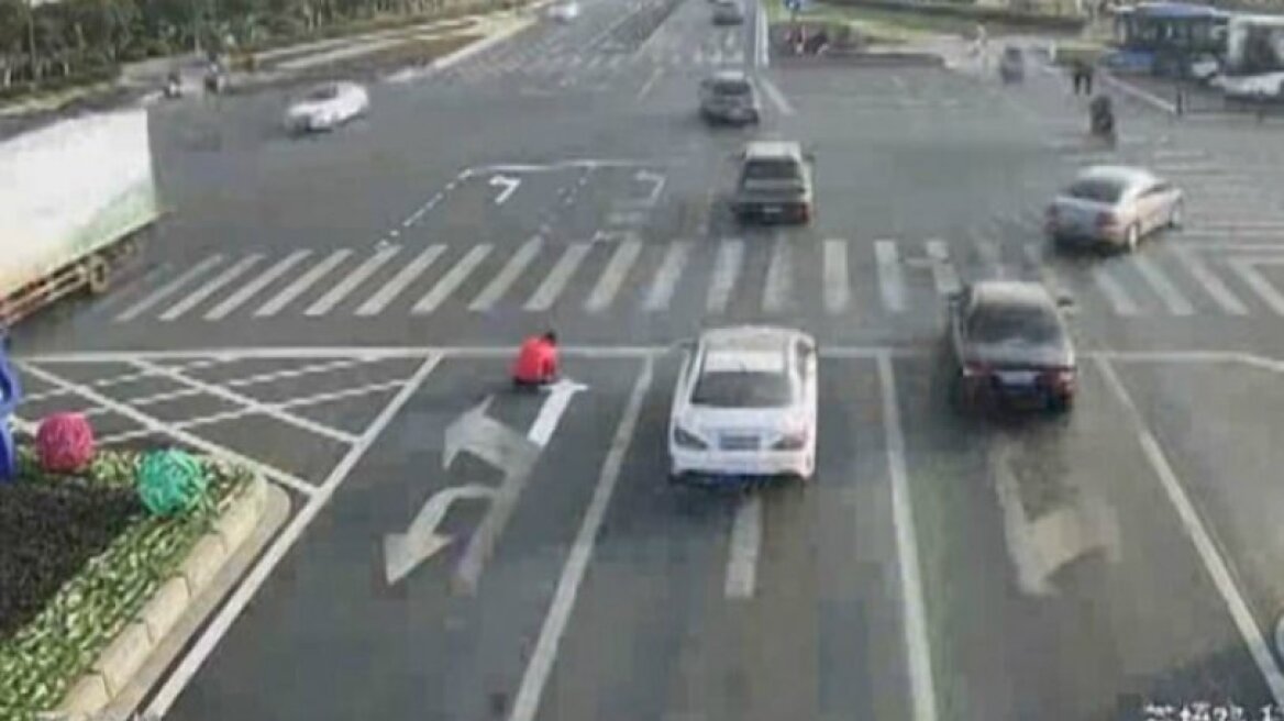 Οδηγός ζωγράφισε τη δική του σήμανση στο δρόμο για να γλιτώσει την κίνηση! (pics & vid)