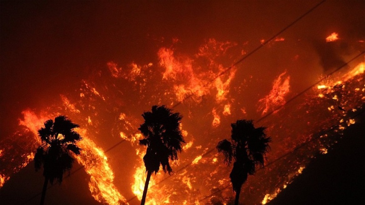 Χιλιάδες άνθρωποι εγκατέλειψαν τα σπίτια τους από πυρκαγιά στην Καλιφόρνια