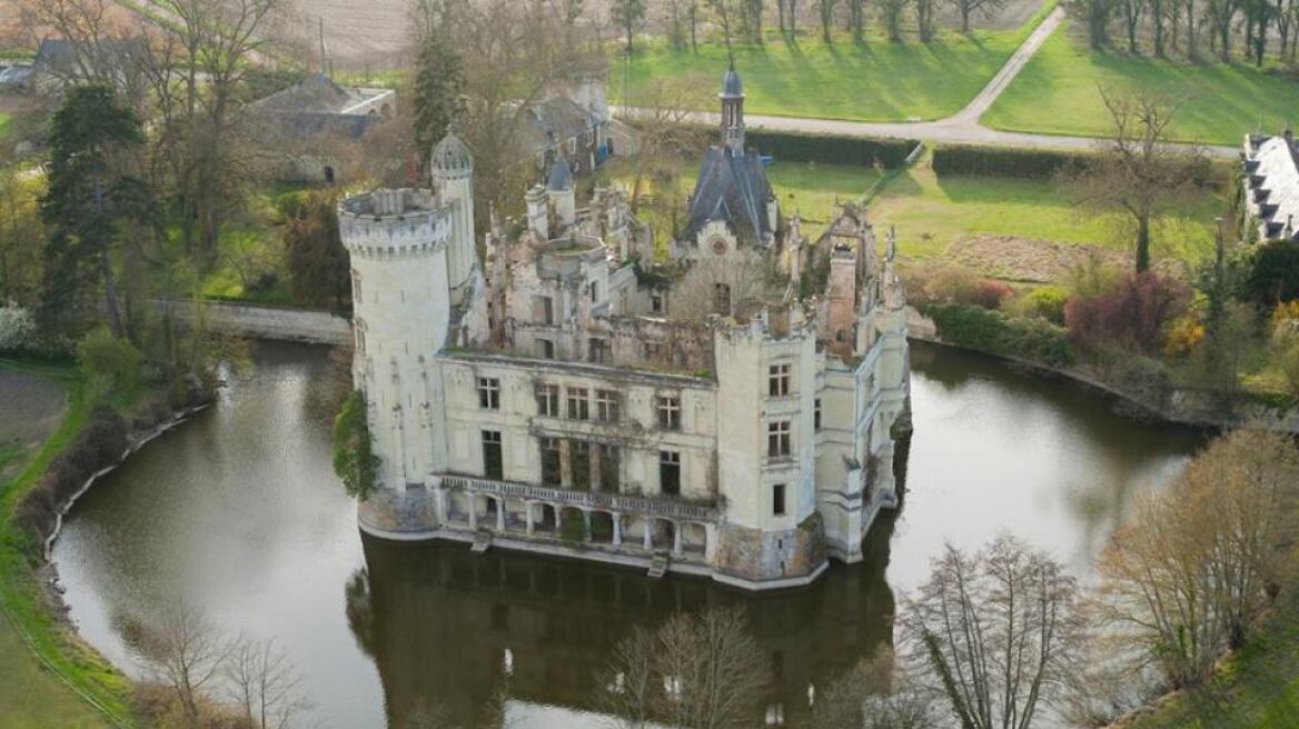 Γαλλία: Πύργος του 13ου αιώνα πωλήθηκε έναντι 500.000 ευρώ σε... 6.500 χρήστες του Ίντερνετ!
