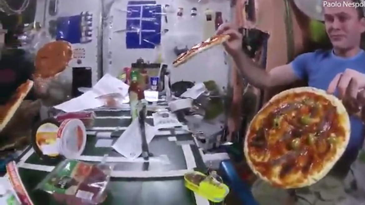 Βίντεο: Πίτσα... από άλλο πλανήτη - Το πάρτι των αστροναυτών που έγινε viral