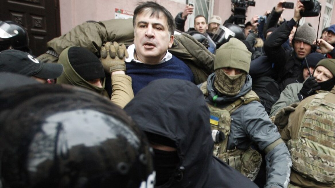 Χάος στο Κίεβο: Οι υποστηρικτές του Σαακασβίλι τον απελευθέρωσαν από τους αστυνομικούς!