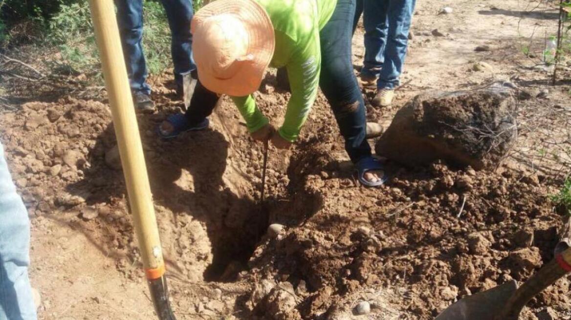 Mexican women dig for remains of their missing husbands, sons & brothers (VIDEOS)