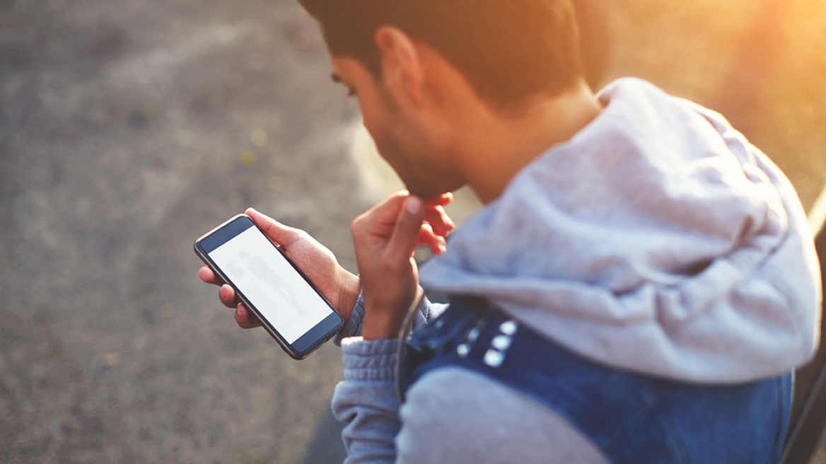 Έρευνα: Όσο πιο πολλές ώρες περνούν με το κινητό τους οι έφηβοι τόσο πιο πολύ... σκέφτονται την αυτοκτονία