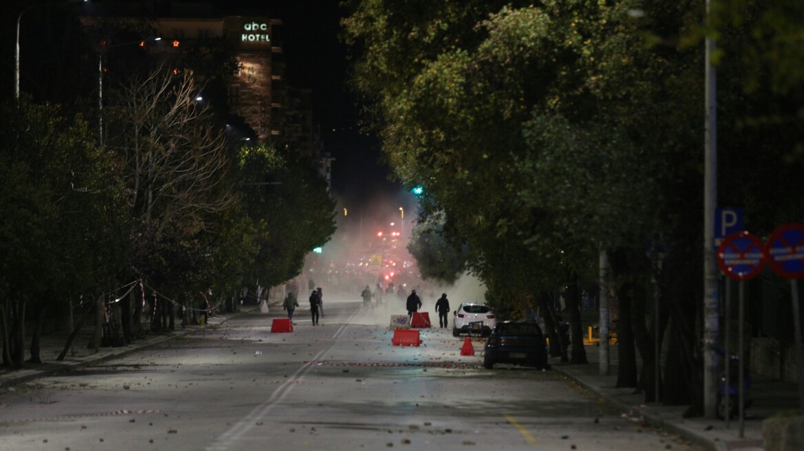 Επεισόδια στη Θεσσαλονίκη έξω από το ΑΠΘ μετά την πορεία για τον Γρηγορόπουλο
