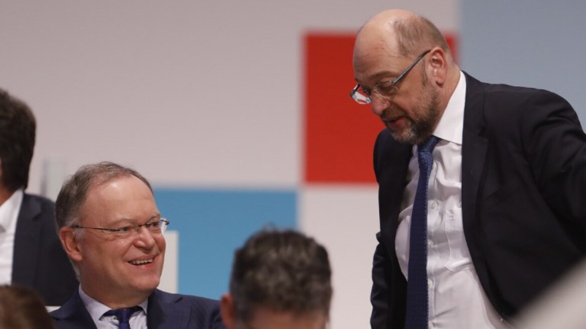 Ο Σουλτς καλεί τα μέλη του SPD να στηρίξουν τις συνομιλίες με Μέρκελ