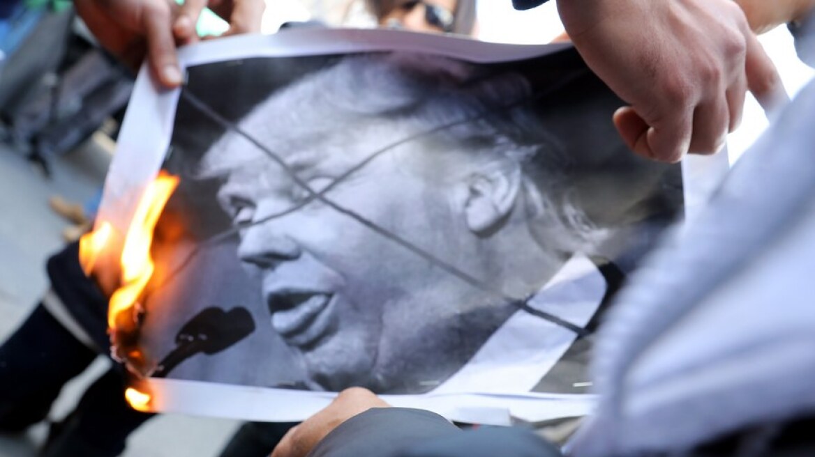 Ιορδανία-Τυνησία: Καίνε φωτογραφίες του Τραμπ σε οργισμένες διαδηλώσεις 