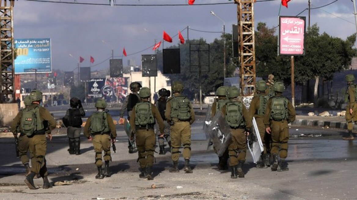 Ο ισραηλινός στρατός απάντησε στις ρίψεις ρουκετών από τη Γάζα