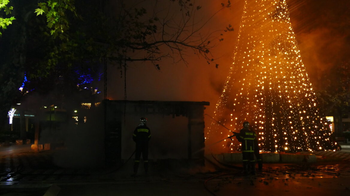 Λάρισα: Κάηκε ολοσχερώς η χριστουγεννιάτικη φάτνη στη κεντρική πλατεία 