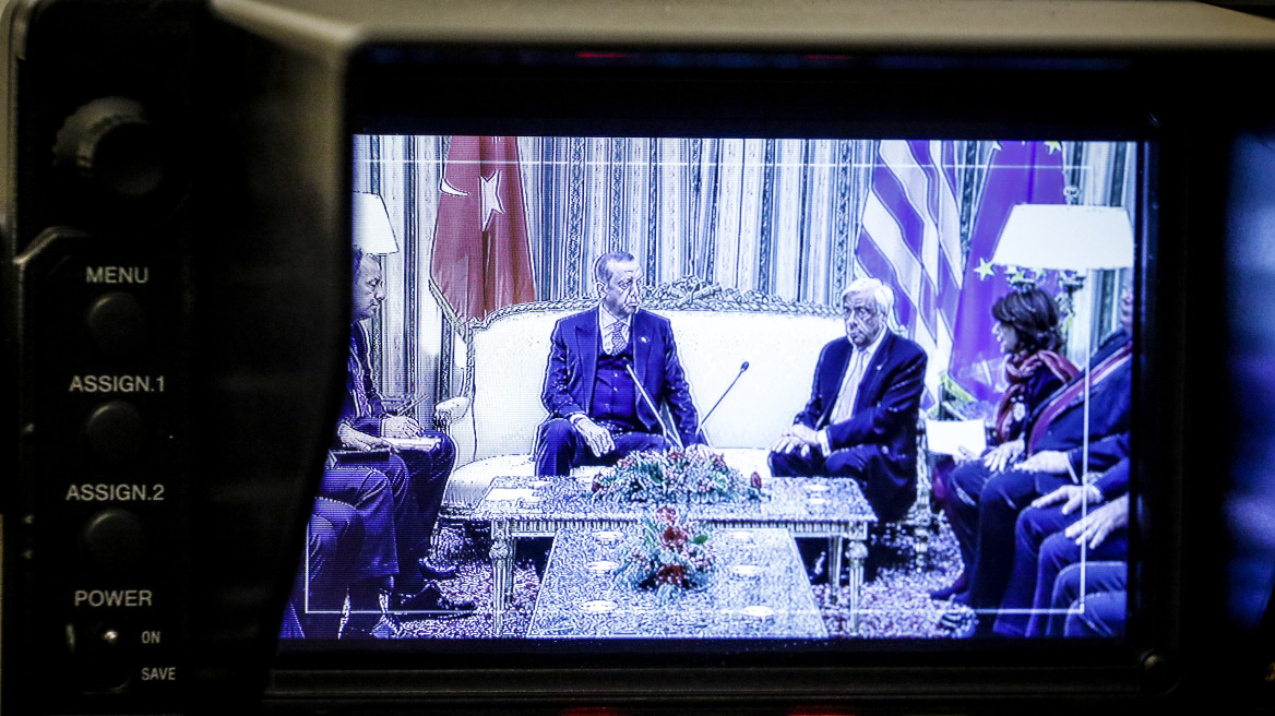 Δυσφορία στην κυβέρνηση για το πώς εξελίχθηκε η συνάντηση Παυλόπουλου-Ερντογάν