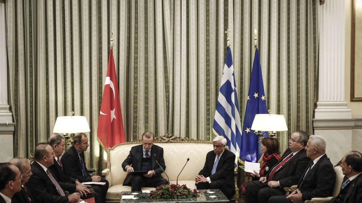 Φωτογραφίες: Με πολιτικά οι αρχηγοί ΓΕΕΘΑ στη συνάντηση Παυλόπουλου-Ερντογάν