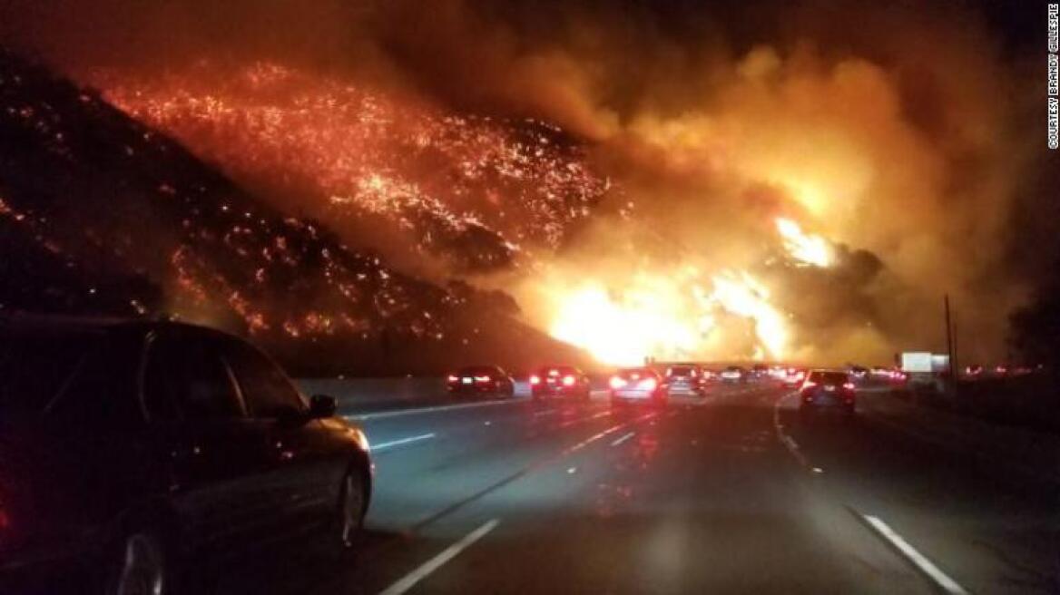 Συγκλονιστικά βίντεο από την Καλιφόρνια που φλέγεται: Φωτιές δίπλα στον αυτοκινητόδρομο