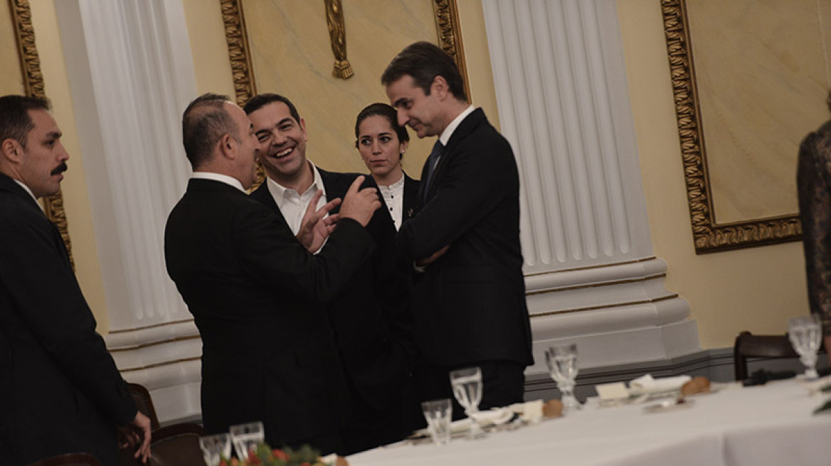 Χειραψίες, χαμόγελα και πηγαδάκια στο επίσημο δείπνο για τον Ερντογάν 