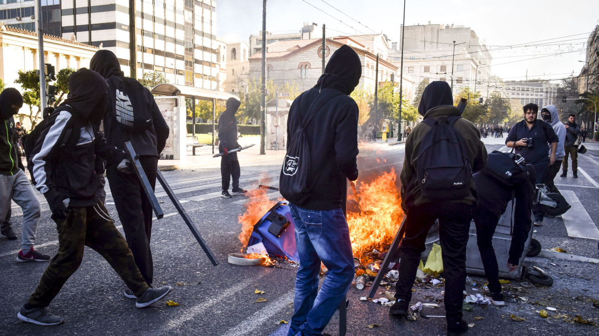 Αντιδήμαρχος Αθηναίων στο ΘΕΜΑ 104,6: Αντιεξουσιαστές μας πετούν πέτρες όταν απομακρύνουμε κάδους