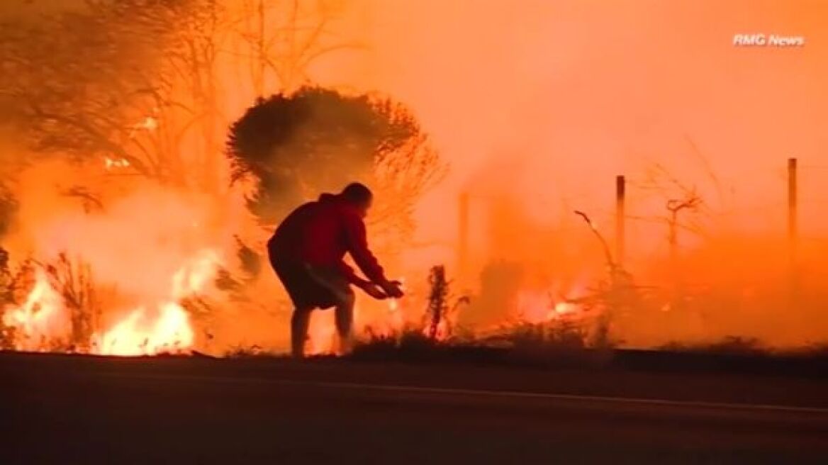 Απίστευτο βίντεο: Άντρας σώζει κουνελάκι μέσα από τις φλόγες στην Καλιφόρνια