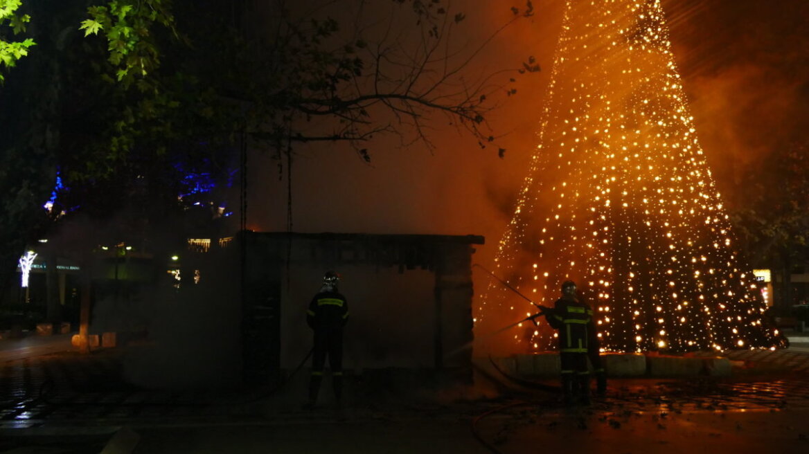 Φωτιά στην κεντρική πλατεία της Λάρισας: Κάηκε ολοσχερώς η χριστουγεννιάτικη φάτνη