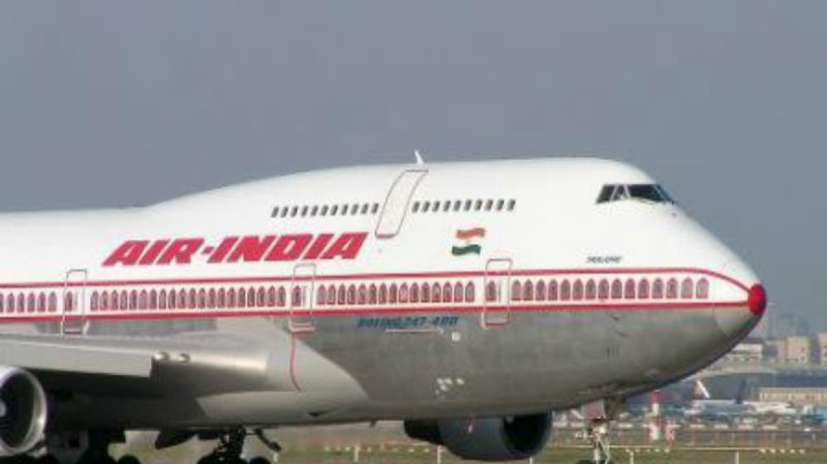 Σκηνές απείρου κάλλους: Υπάλληλος και επιβάτης της Air India πλακώθηκαν στα χαστούκια