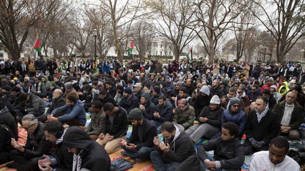 Διαμαρτυρία κατά Τραμπ: Εκατοντάδες μουσουλμάνοι προσεύχονται μπροστά στο Λευκό Οίκο