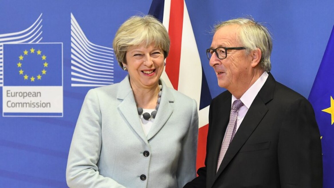 Έδωσαν τα χέρια Μέι-Γιούνκερ για το Brexit: Ξεκινάει η β' φάση των διαπραγματεύσεων