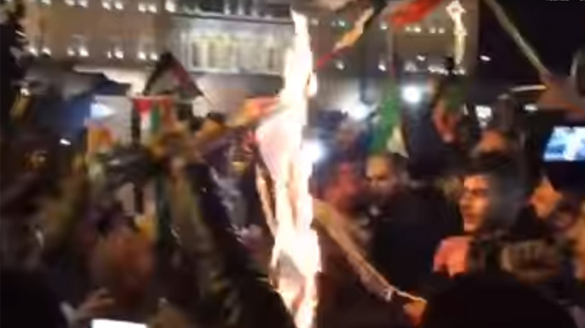Παλαιστίνιοι έκαψαν τη σημαία του Ισραήλ έξω από τη Βουλή