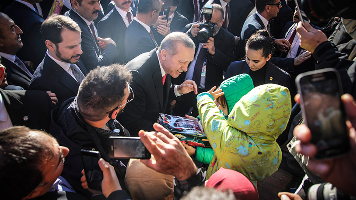 Επίσκεψη Ερντογάν: Οι «ομοεθνείς» της Θράκης και η... εντολή στους μουσουλμάνους της Βουλής