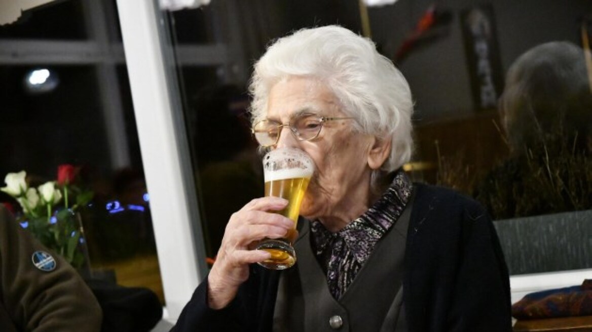Στα 97 της χρόνια πίνει 15 ποτήρια μπύρας καθημερινά (!) 