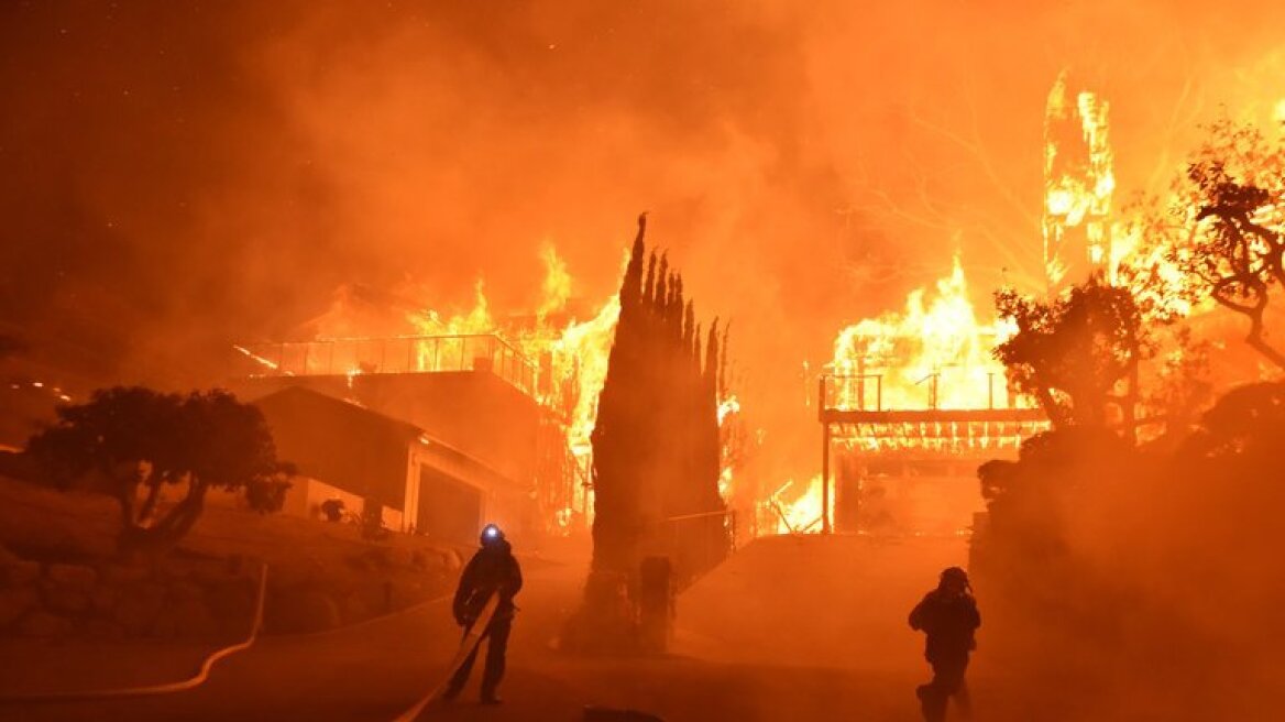 ΗΠΑ: Οι φλόγες συνεχίζουν να απειλούν χιλιάδες κατοικίες στην Καλιφόρνια