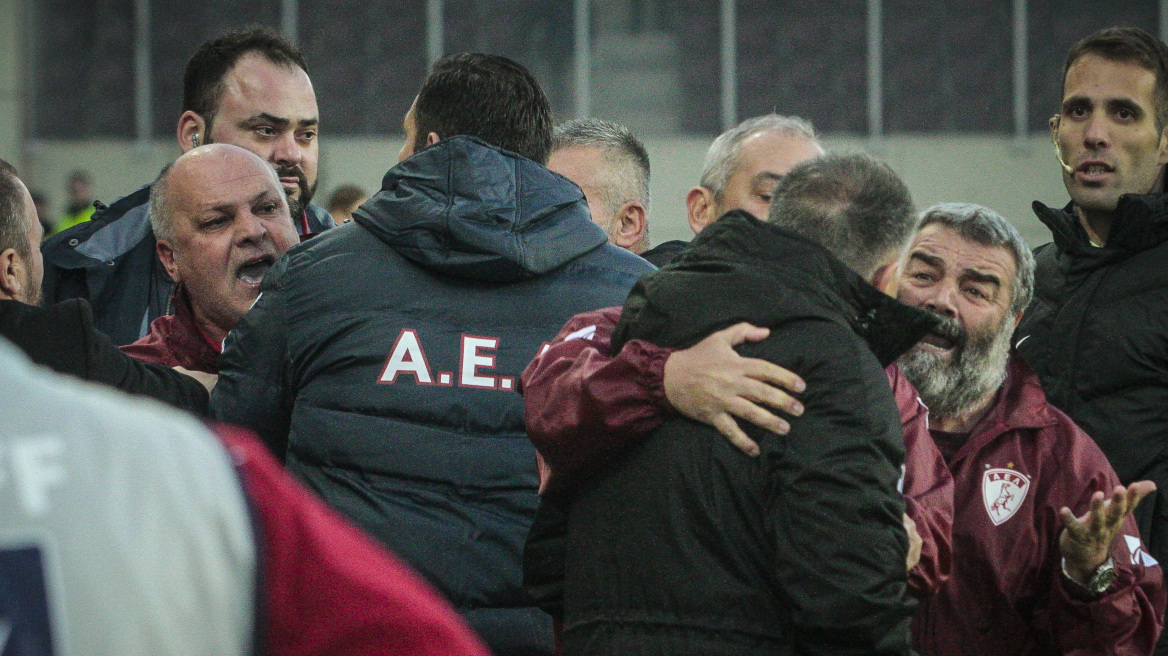 Στα χέρια ο Αλέξης Κούγιας με τον προπονητή της ΑΕΛ, Ηλία Φυντάνη!