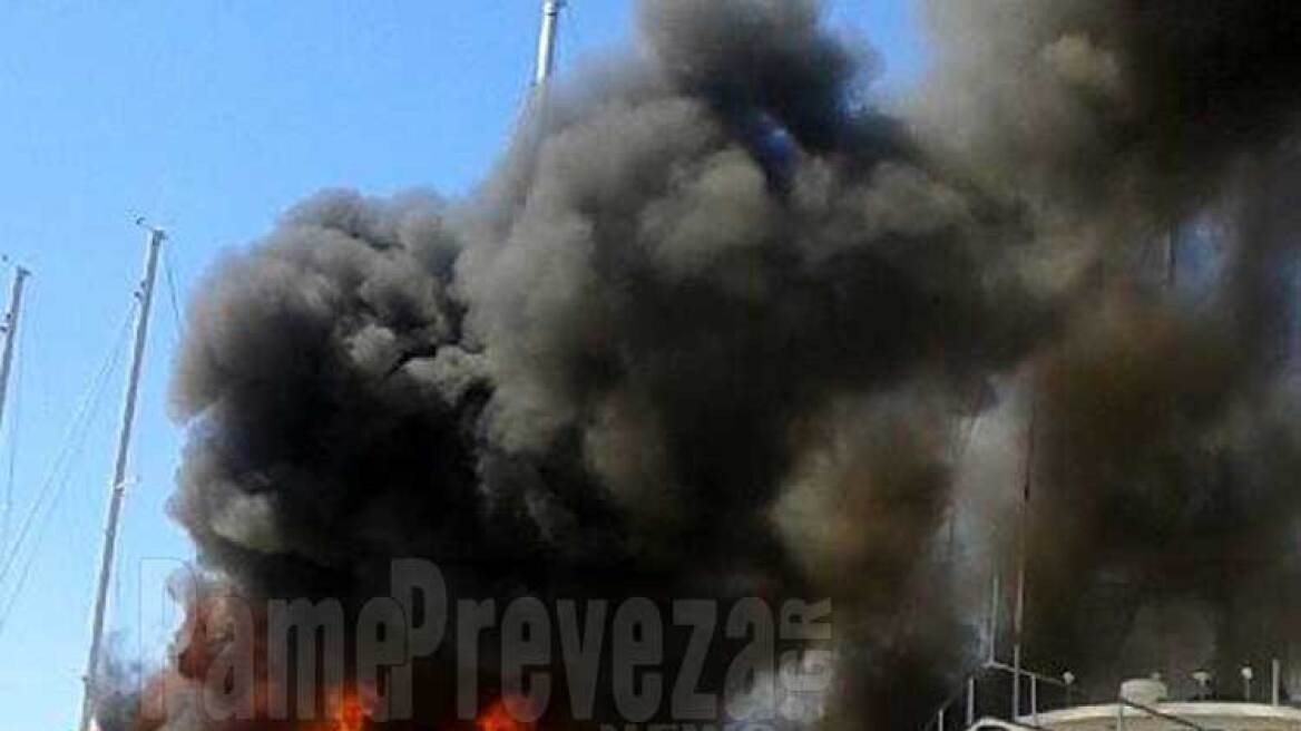 Φωτογραφία: Έπιασε φωτιά ιστιοφόρο σκάφος στην Πρέβεζα