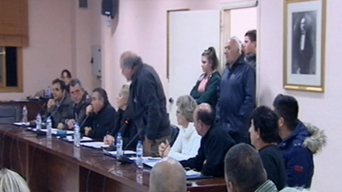 Βίντεο: Πιάστηκαν στα χέρια στο Δημοτικό Συμβούλιο της Μάνδρας