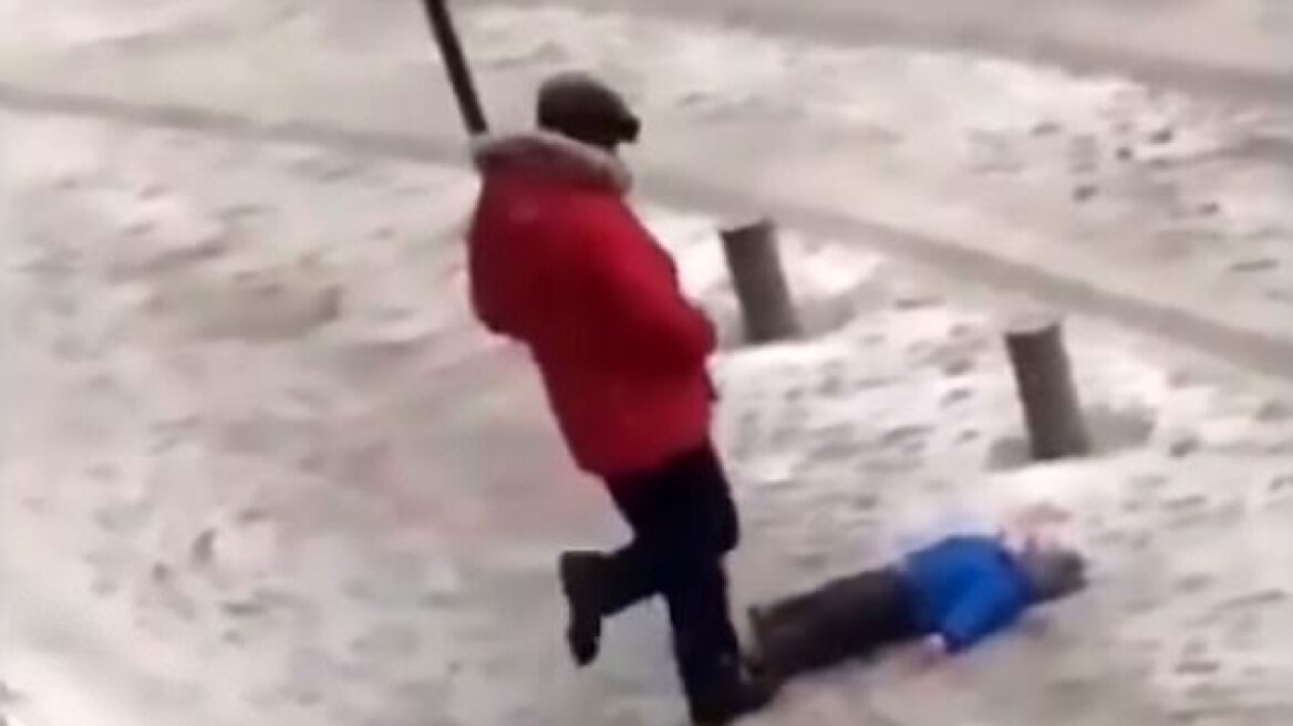 Αδιανόητο: Πα-τέρας κλωτσάει το παιδί του επειδή γλίστρησε στο χιόνι