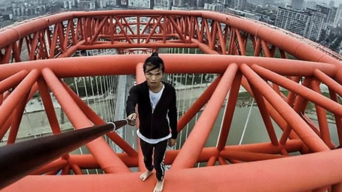 Η στιγμή που ένας 26χρονος πέφτει από τον ουρανοξύστη που ανέβηκε για selfie (vid)